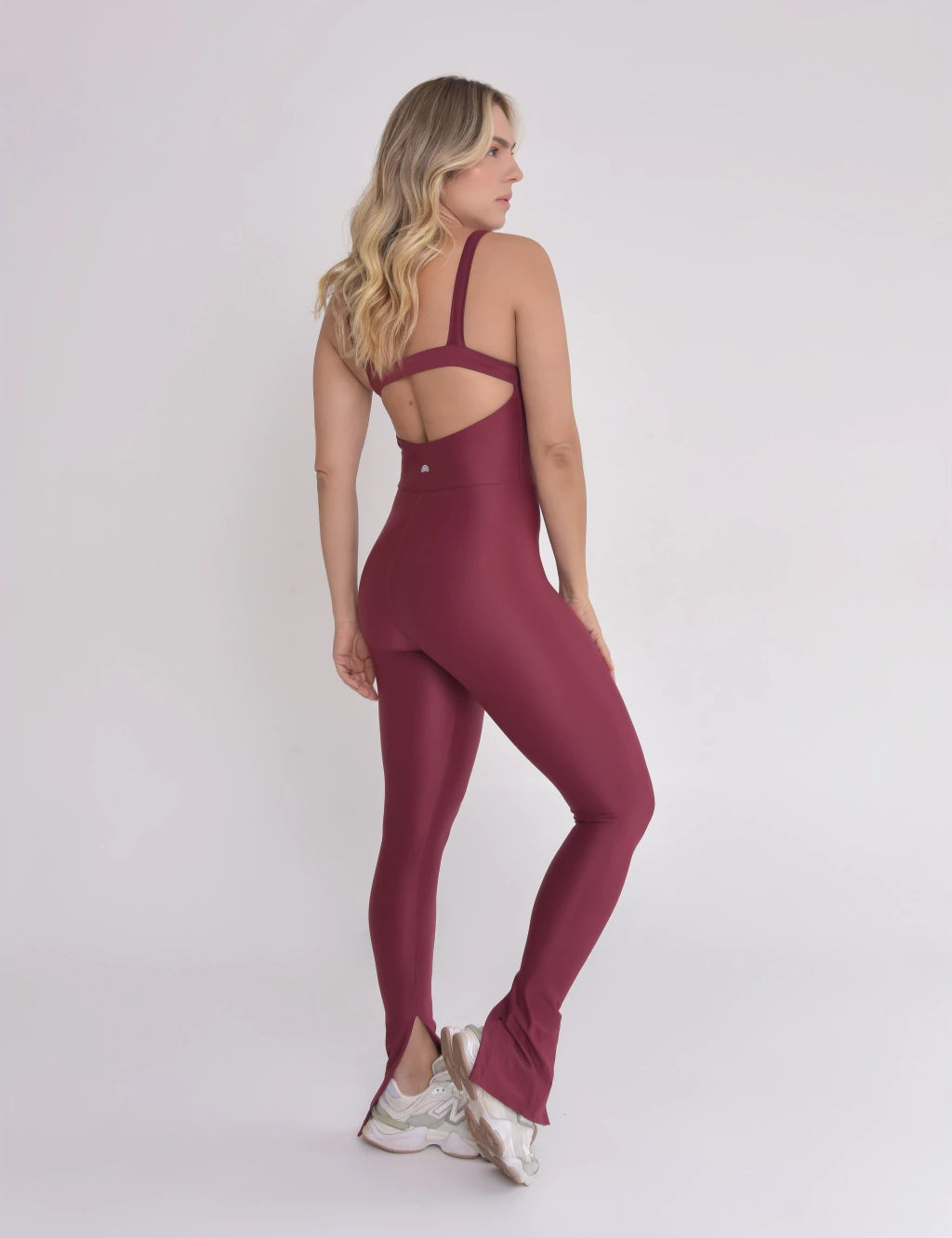 Macacão seamless feminino vinho da Rainbow Fit com decote nas costas e modelagem ajustada ao corpo
